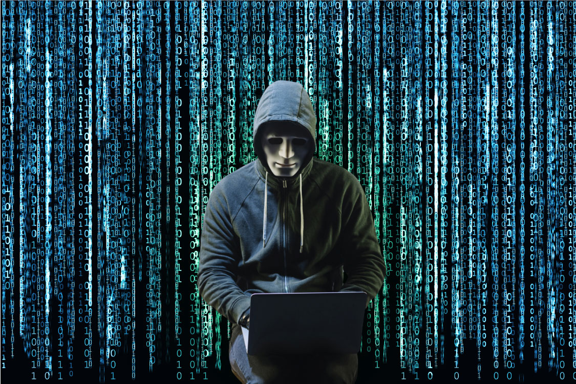 Cyber hacker devant un mur de codes informatiques façon matrix