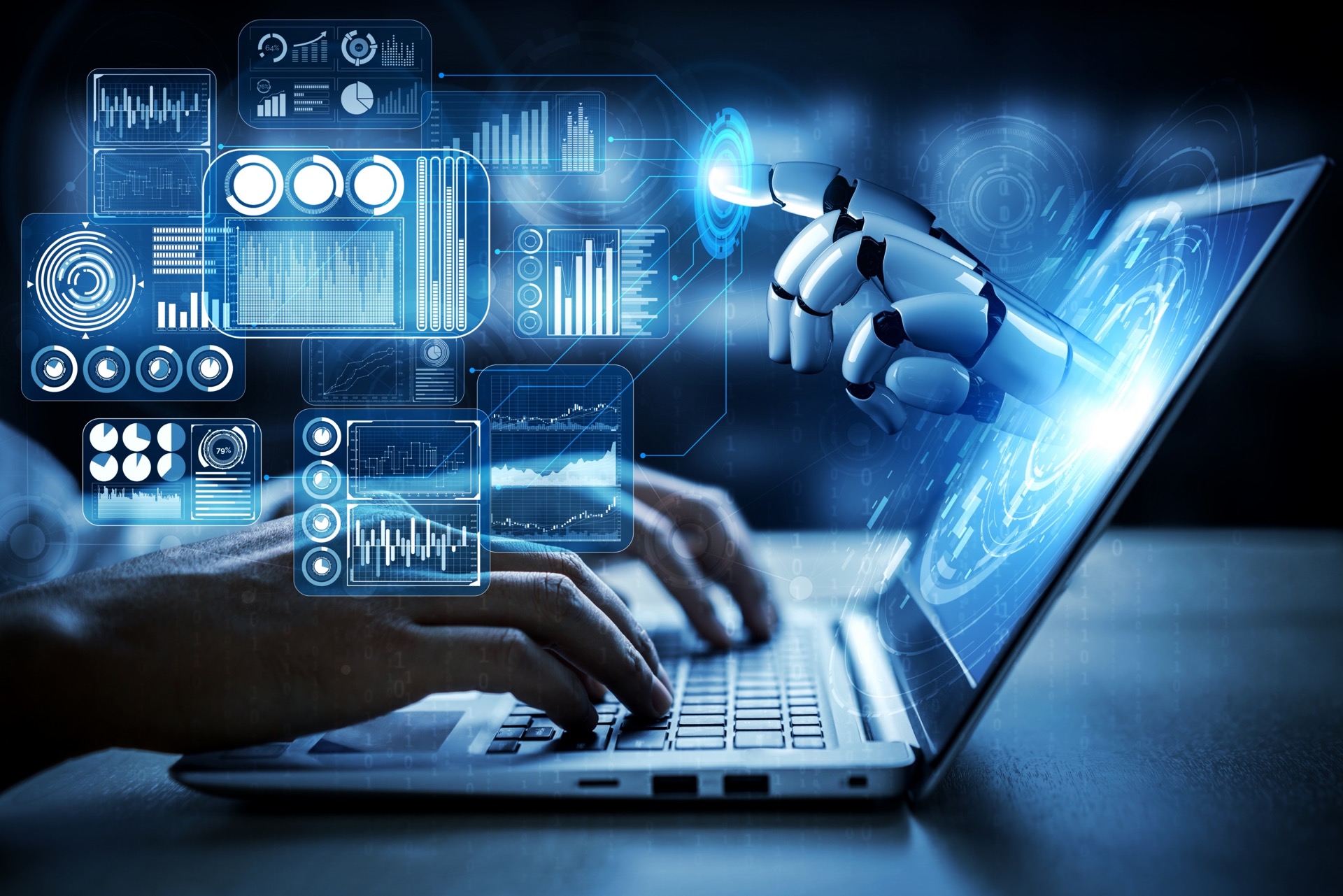 Main tapant sur un clavier devant un écran d'ou sort une main robotique