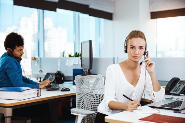 Femme au téléphone au bureau