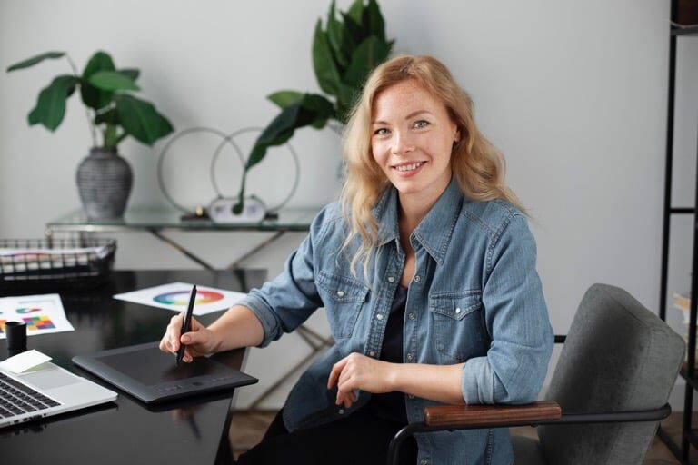 femme designer assise au bureau